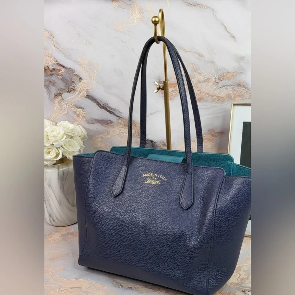 Gucci pebbled swing tote bag blue